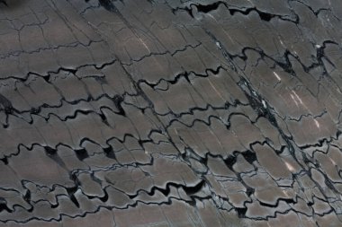 Gri kuartzit taş dokusu yakınlaşır. Kusursuz kare arkaplan, fayans hazır.