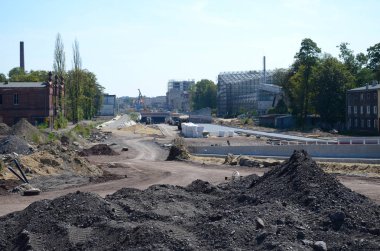 Endüstriyel peyzaj inşaat alanında köprü altında sunulması