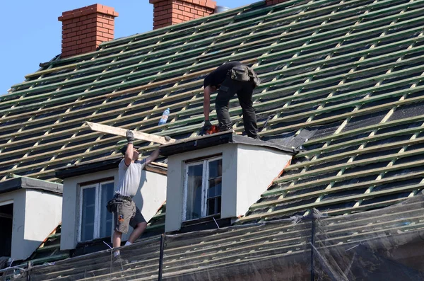 Renovatie Van Een Dak Een Oud Dorpshuis — Stockfoto