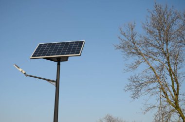 Mavi gökyüzü karşı güneş paneli