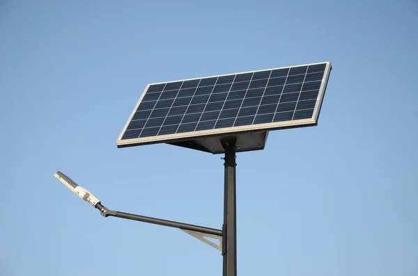 Painel Solar Contra Céu Azul — Fotografia de Stock