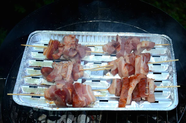 Bereiden Van Voedsel Een Houtskool Barbecue — Stockfoto