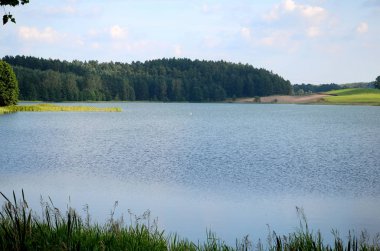 Yaz (Polonya gölde bir görünümünü)