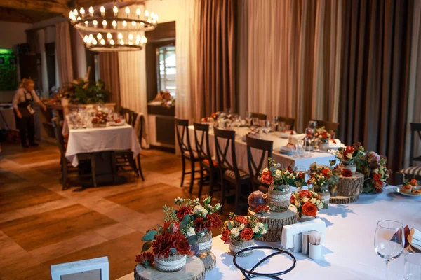 Holzelemente dekorierten Hochzeitstisch in einem Restaurant — Stockfoto