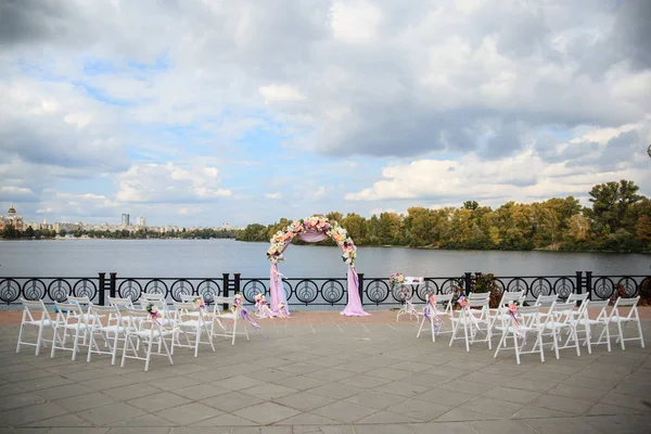 Свадебная церемония со стульями на берегу реки — стоковое фото
