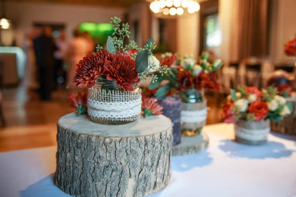 Ahşap öğeleri düğün tablo lokantada dekore edilmiştir. 