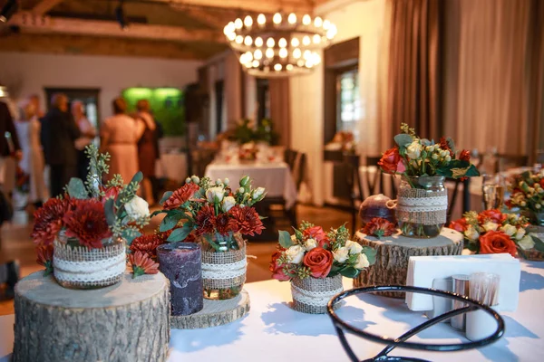 Ahşap öğeleri düğün tablo lokantada dekore edilmiştir. 