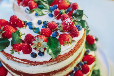 Ayrıntı rustik düğün pastası taze meyve ve metin için bir yer