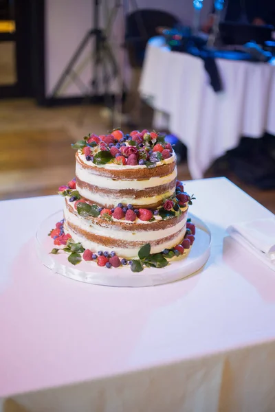 taze rustik pasta düğün yeşil yaprakları ve yaşam doğal Çiçekler meyveler