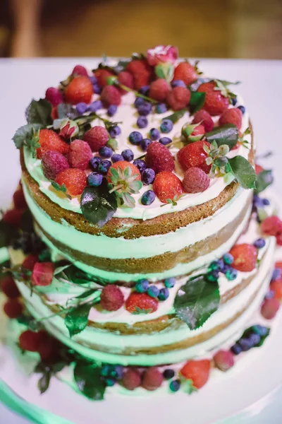 taze rustik pasta düğün yeşil yaprakları ve yaşam doğal Çiçekler meyveler