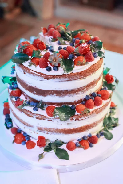 rustik kek taze meyve yeşil yaşam yaprakları ve doğal çiçek düğün