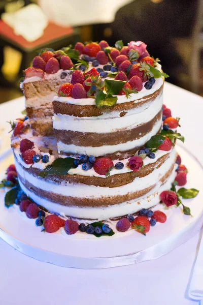 lüks rustik pastanın taze meyve ve doğal yaprak ve çiçek ile