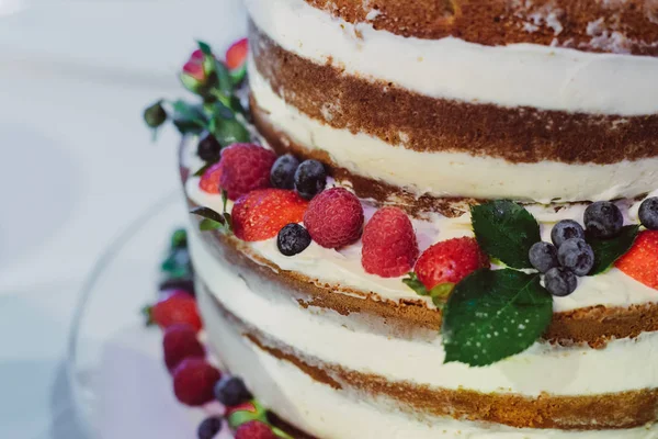 Taze meyve ve metin için bir yer ile rustik düğün pasta parçası