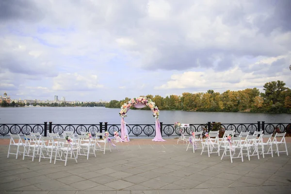 Mor kurdele ile Riverside'da kemer düğün