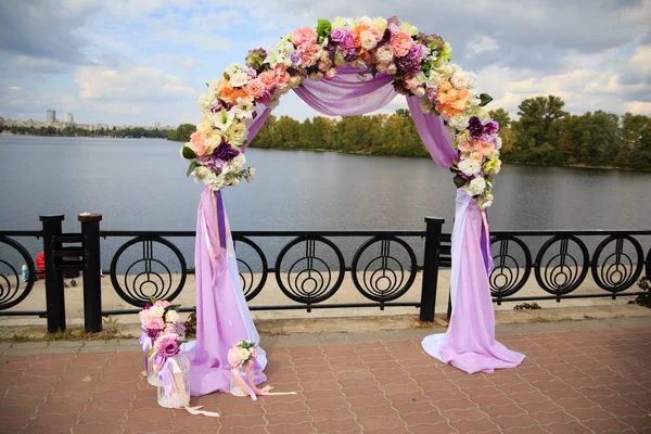 Mor kurdele ile Riverside'da kemer düğün