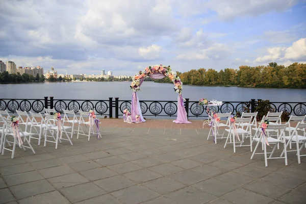 Ceremonia de arco de boda a orillas del río con cintas púrpuras —  Fotos de Stock