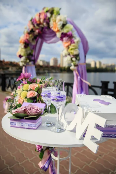 Ceremonia de arco de boda a orillas del río con cintas púrpuras —  Fotos de Stock