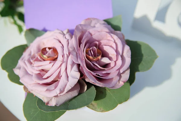 Alyans kutularını yerine gül yaprakları üzerinde