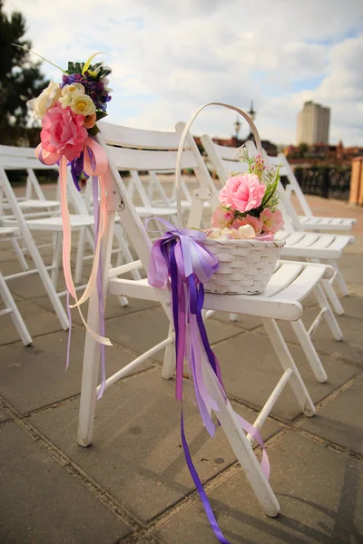 Свадебный букет из роз, украшенных фиолетовыми лентами для свадебной церемонии — стоковое фото