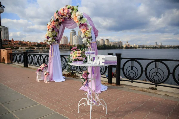 Mor kurdele ile Riverside'da kemer düğün