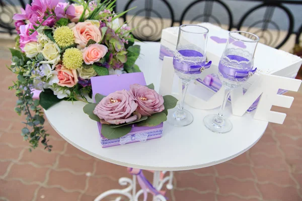 Las copas con el encaje y la caja para los anillos a la mesa a la ceremonia de boda —  Fotos de Stock