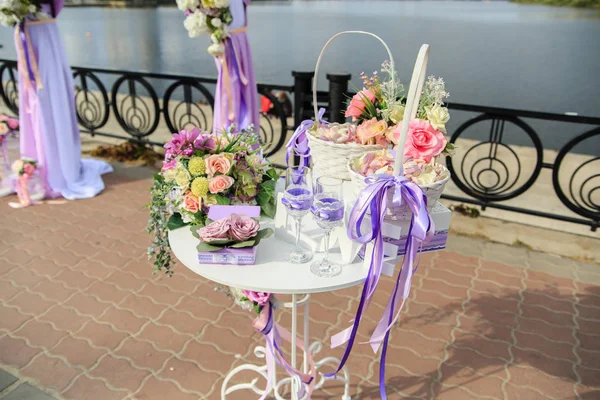 Vasos con encaje y una caja para anillos en la ceremonia de boda de mesa —  Fotos de Stock