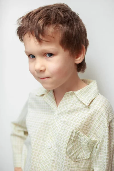 kıvırcık oğlan merakla beyaz arka plan görünüyor