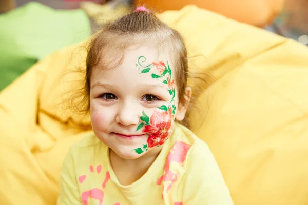 Yüzünde makyaj desenli çocuk gülümseyen çocuk