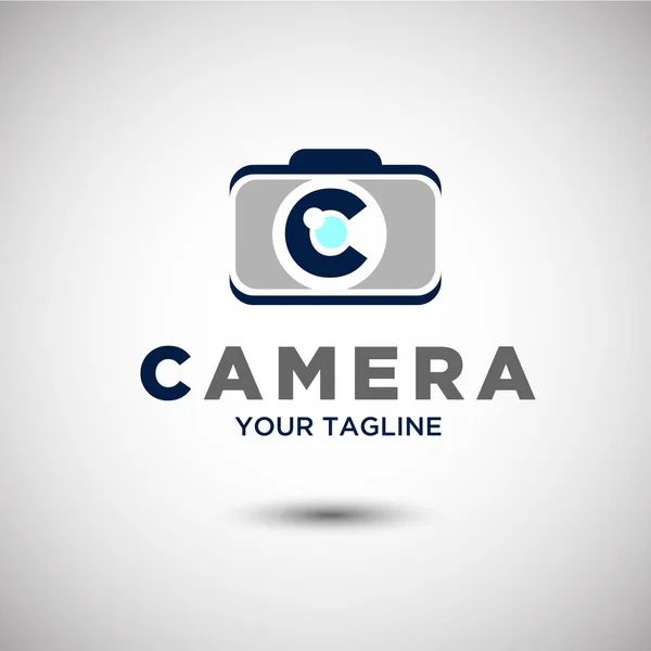 Логотип фотоапарата в букві C . — стоковий вектор
