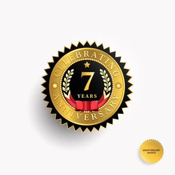 7 anos de aniversário logotipo do crachá dourado — Vetor de Stock