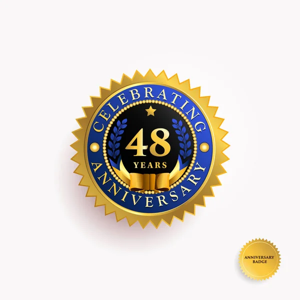 Logotipo do crachá de ouro aniversário — Vetor de Stock