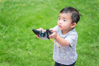 Küçük Asyalı çocuk (han kontrol bir radyo kontrol holding