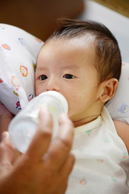 Onun bebek bebek biberon, Bebek süt f içme anne