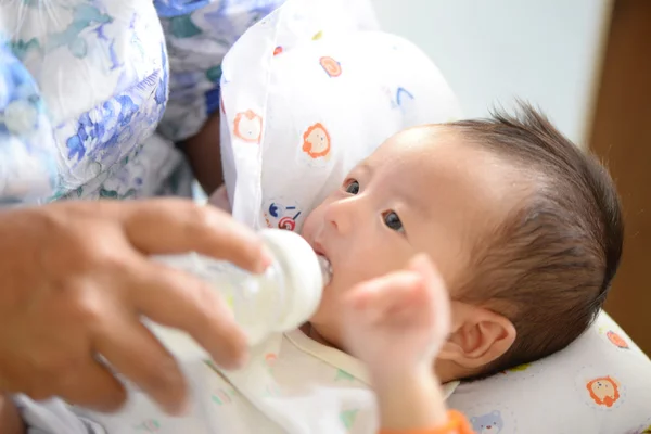 Matka své dítě dítě krmení z láhve, Baby pití mléka f — Stock fotografie