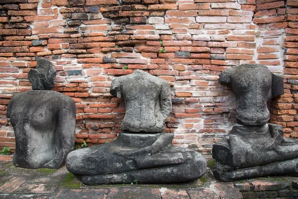 Tönkre a Buddha szobrok, Wat Mahathat templomban, Ayutthaya történelmi Akropolisz és é — Stock Fotó