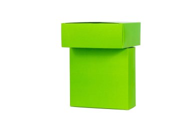 Yeşil kutuları yığılmış veya yeşil kağıt paket kutu üzerinde beyaz izole