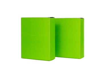 İki yeşil kutu kapağı açık ya da yeşil kağıt paket kutu ile izole 