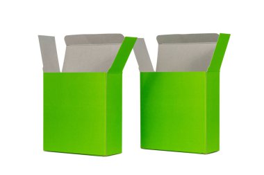 İki yeşil kutu kapağı açık ya da yeşil kağıt paket kutu ile izole 