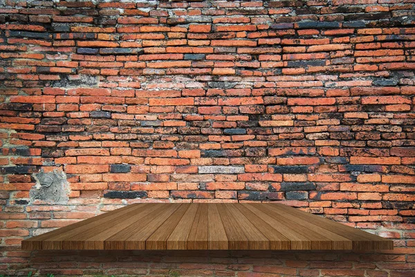 Parte superior vazia de prateleiras de madeira na antiga parede de tijolo vermelho backgr — Fotografia de Stock