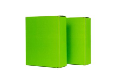 İki yeşil kutu kapağı açık ya da yeşil kağıt paket kutu ile izole 