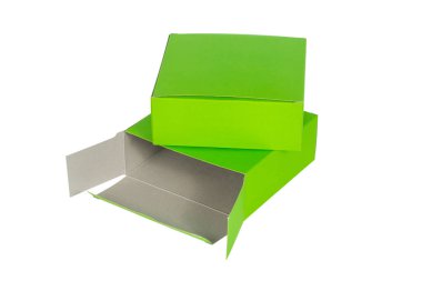 İki yeşil kutu kapağı açık ya da yeşil kağıt paket kutu ile izole 