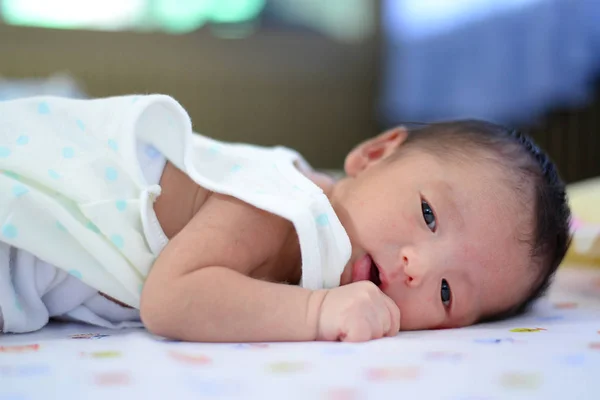 Asiatico neonato sul letto — Foto Stock