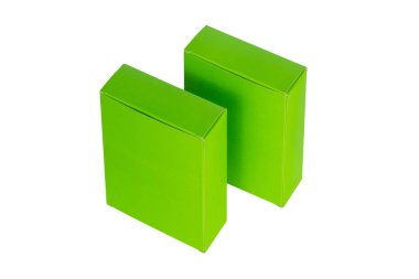 İki yeşil kutu kapağı açık ya da yeşil kağıt paket kutu ile izole 