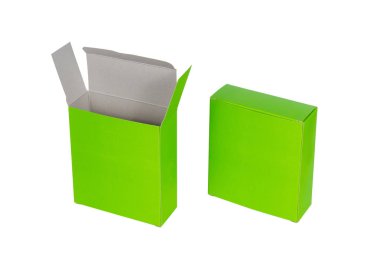 İki yeşil kutu kapağı açık ya da yeşil kağıt paket kutu ile izole 