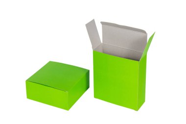İki yeşil kutu kapağı açık ya da yeşil kağıt paket kutu ile izole 