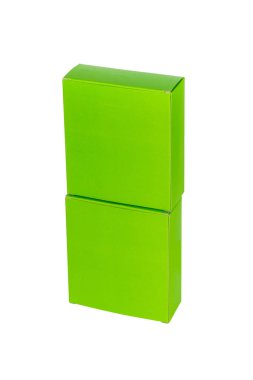 Yeşil kutuları yığılmış veya yeşil kağıt paket kutu üzerinde beyaz izole