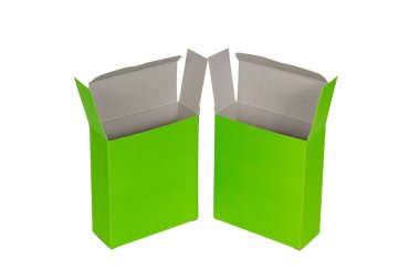 İki yeşil kutu kapağı açık ya da yeşil kağıt paket kutu ile izole 