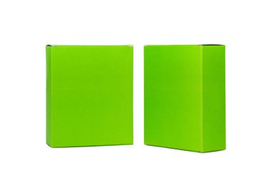 İki yeşil kutu kapağı açık ya da yeşil kağıt paket kutu ile izole 