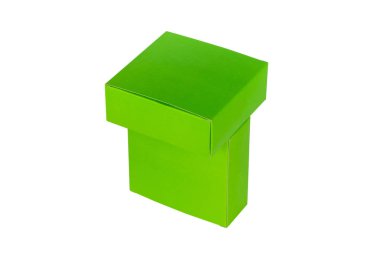 Yeşil kutuları yığılmış veya yeşil kağıt paket kutu üzerinde beyaz izole