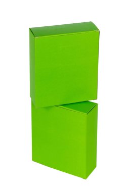 Yeşil kutuları yığılmış veya yeşil kağıt paket kutu üzerinde beyaz izole